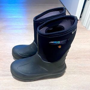 Boys Bogs in black size 5 - EXCELLENT CONDITION